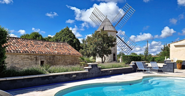 Les Curies - Le moulin, le ludogîte et la piscine.